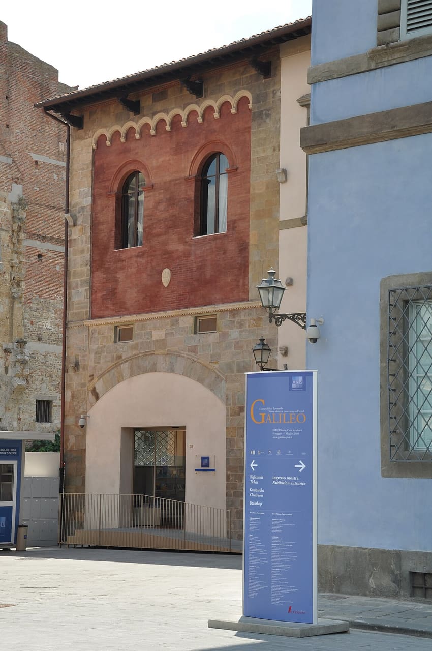L’ingresso di Palazzo Blu, con il portale in pietra e una porzione di parete azzurra