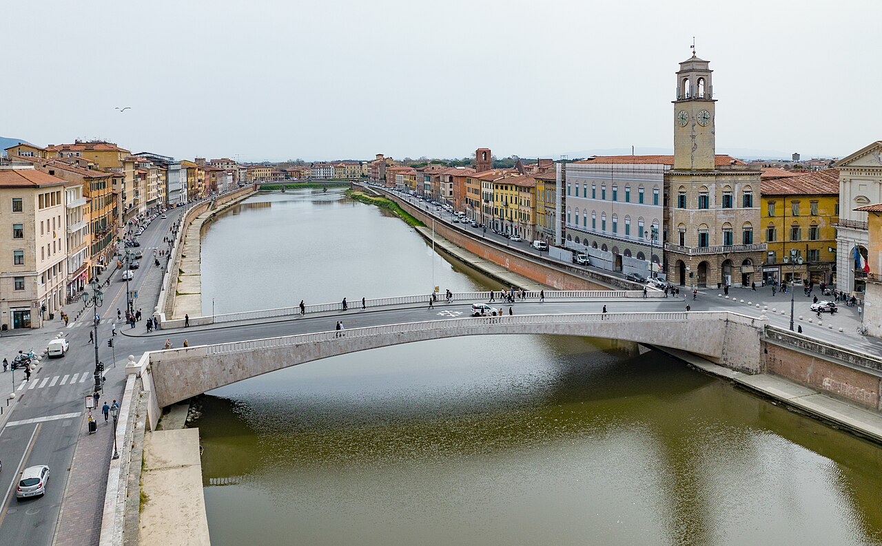 Ponte di Mezzo visto dall'alto, con l'Arno e i Lungarni di Pisa